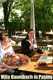 Mediterrane Küche, bayerische Schmankerln und Holzofenpizza bietet die Villa Baumbach im Biergarten (Foto: MartiN Schmitz)